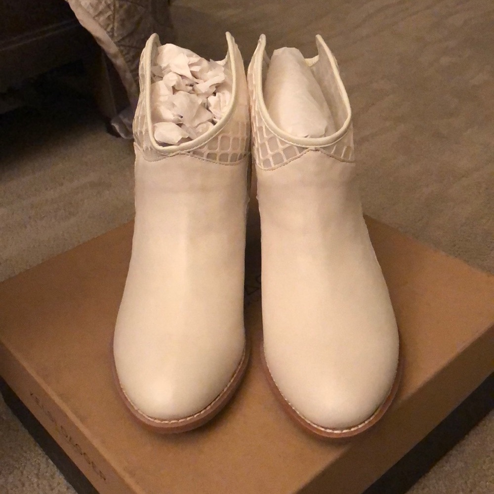 Shoes - Picture 3 of 4